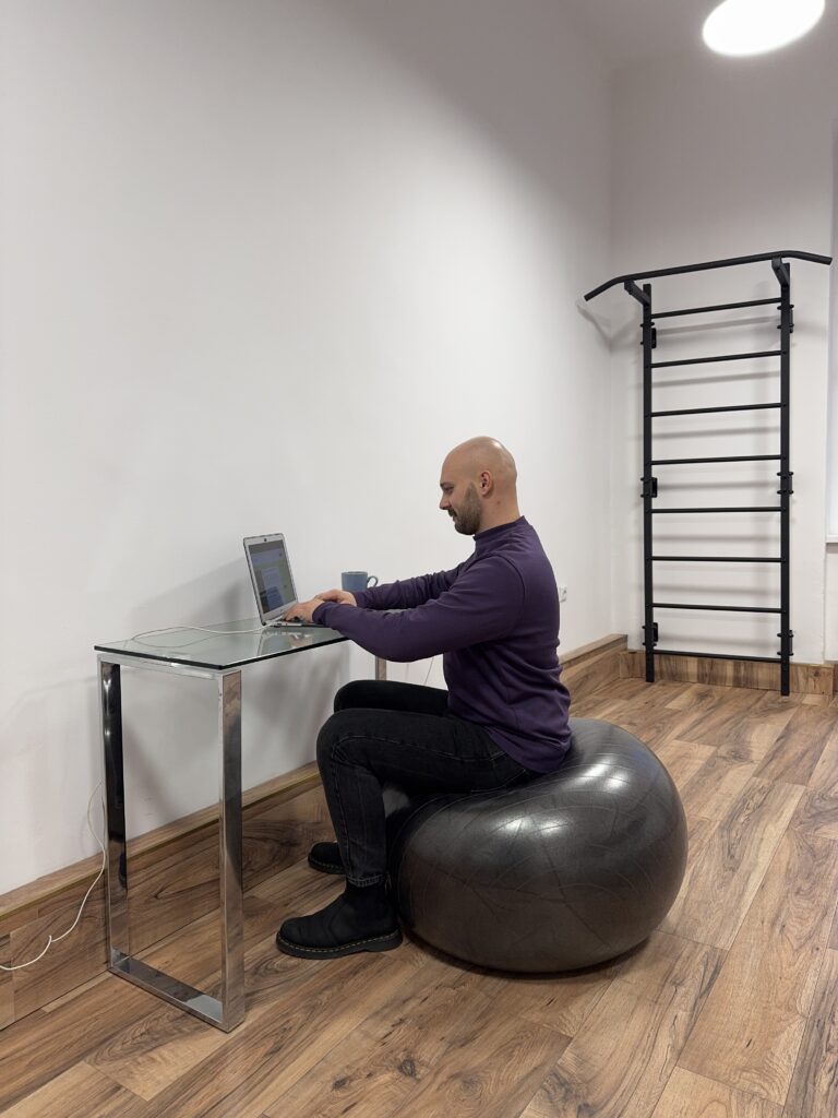 Czy siedzenie na piłce pomaga na bóle pleców?