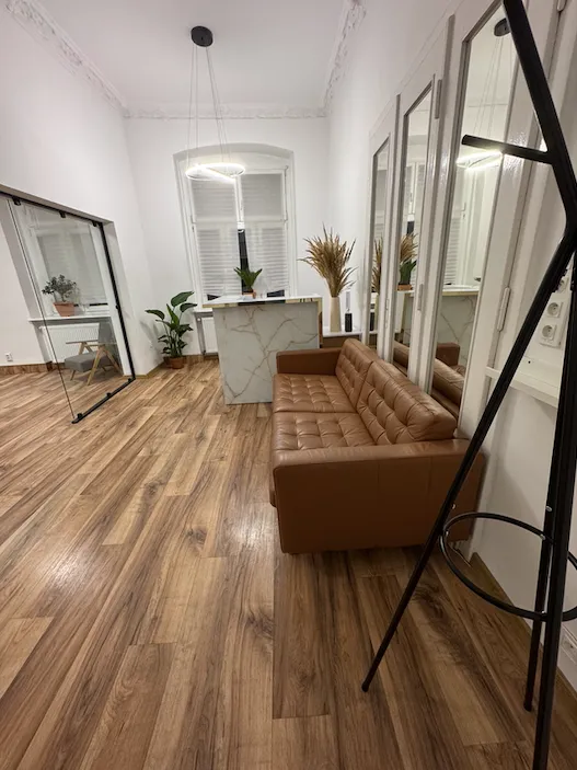 zobacz-gabinet-fizjoterapii-w-centrum-katowic-poczekalnia, clinic