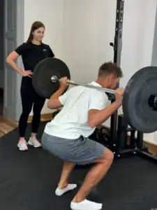 ćwiczenia na ból lędźwi - przysiad ze sztangą mgr małgorzata góźdź
