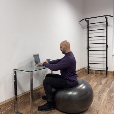 Czy siedzenie na piłce pomaga na bóle pleców?