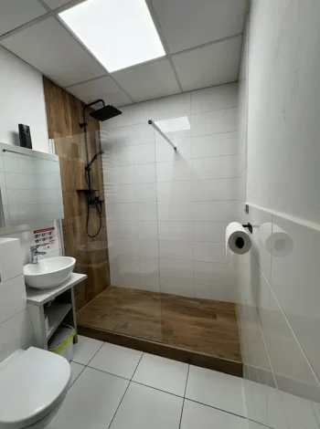 zobacz-gabinet-fizjoterapii-w-centrum-katowic-lazienka, clinic